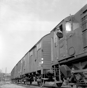 151521 Afbeelding van de diesel-electrische rangeerlocomotief nr. 501 (serie 500) van de N.S. met goederenwagens bij ...